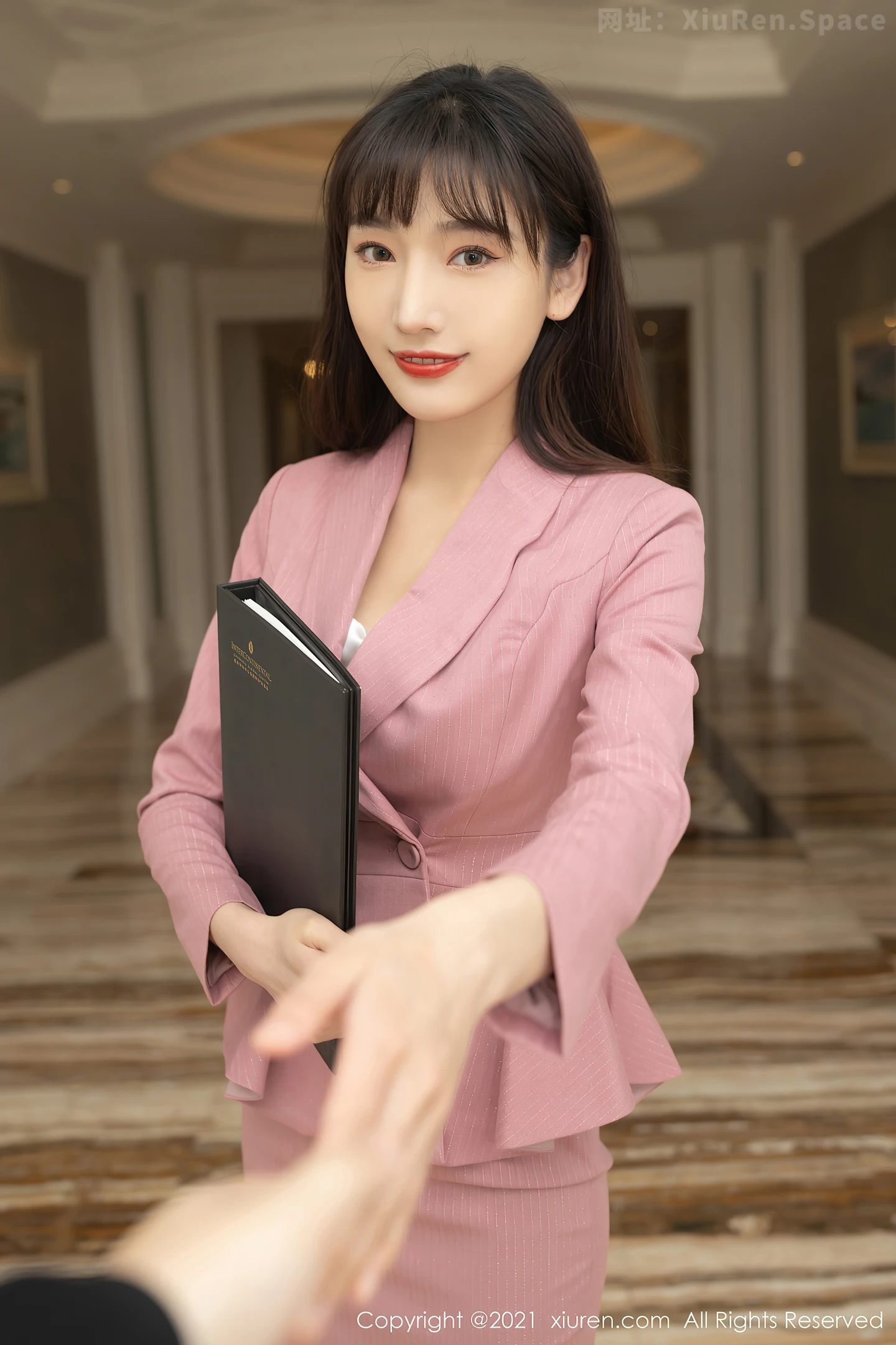 图片[6]-[XiuRen秀人网]VOL.3533 嫩模陆萱萱成都旅拍客服主管主题性感内衣配开档肉丝诱惑写真78P-秀人网官方网站